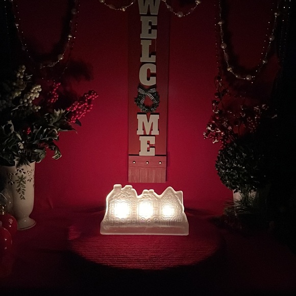 Vintage Foisted Glass House Candle Holder by “CHRISTMAS AROUND THE WORLD” 1989 - Picture 5 of 16